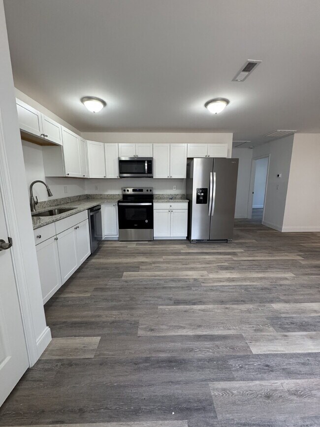 Building Photo - "Charming 3-Bed Haven with Granite Touches...