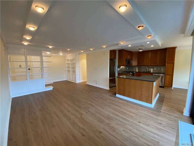 Building Photo - 1 Bay Club Dr