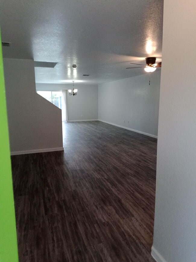 Building Photo - Spacious 4 Bed / 2.5 Bath Home