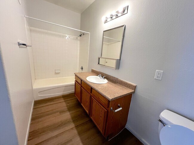 Building Photo - 2bed/2bath first floor unit in gated community