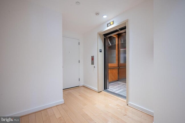 Foto del edificio - 1881 N Nash St