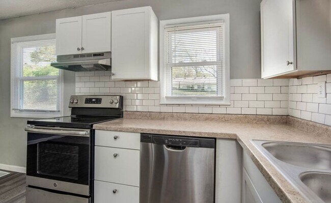 Foto del edificio - Coming Soon! South KC Home! $1325.00!