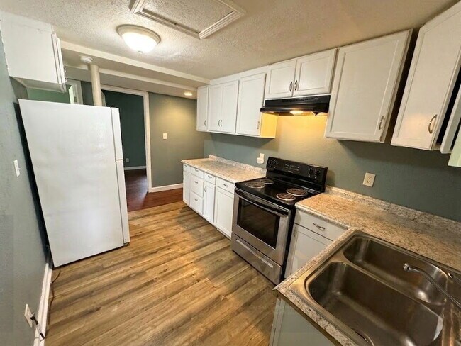 Foto del edificio - Spacious 3 Bedroom / 1 Bath Apartment in Sugar Creek *Ready Now*
