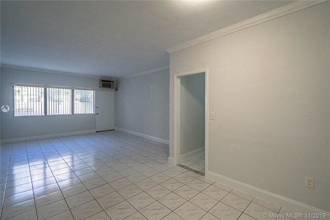 Building Photo - 2101 Normandy Dr