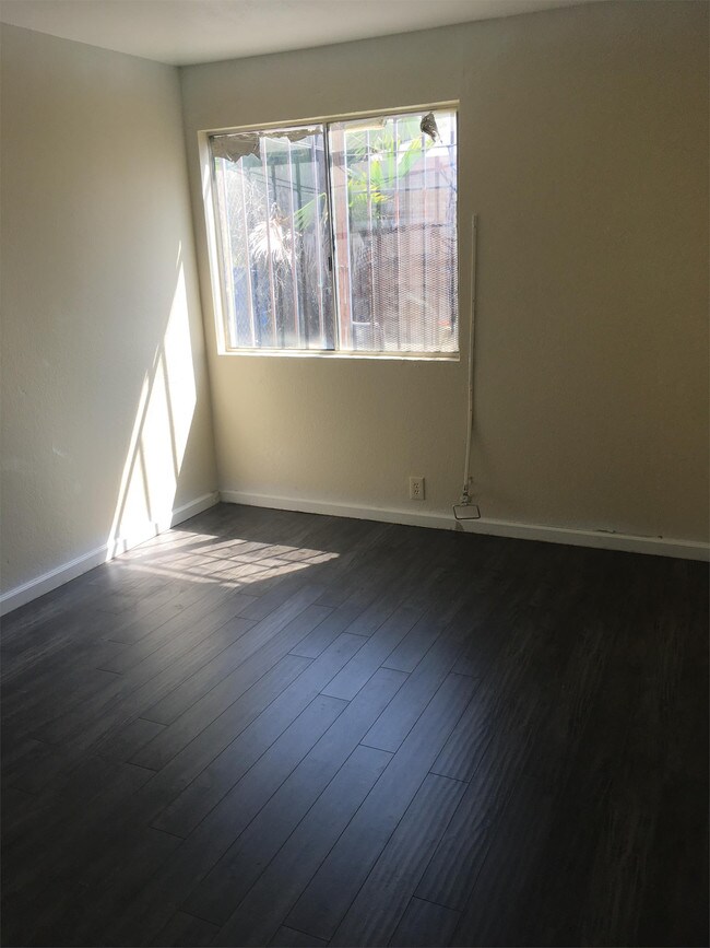 Building Photo - 136 E Ave 44