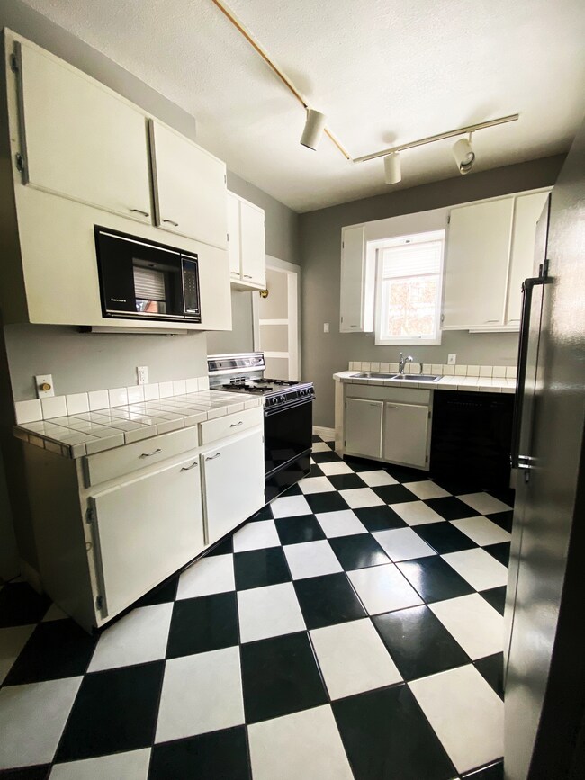 Building Photo - 2 Bed 2 Bath Stuart Neighborhood Duplex!