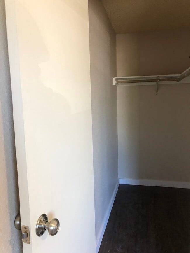 Vestidor para el primer dormitorio - 219 E 36th St
