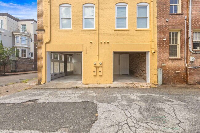 Foto del edificio - Upscale Historic 3BR/2BA Condo with Rare Garage Parking in the Heart of Downtown Savannah