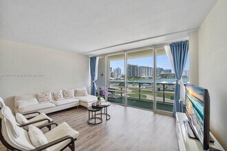 Building Photo - 900 Bay Dr