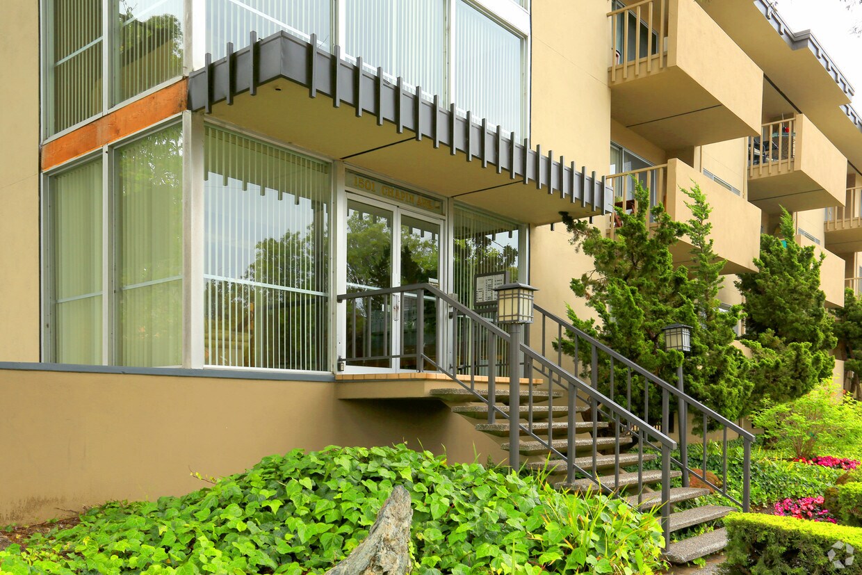 Foto del edificio - 1501 Chapin Ave