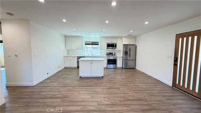 Foto del edificio - 7257 Wilbur Ave
