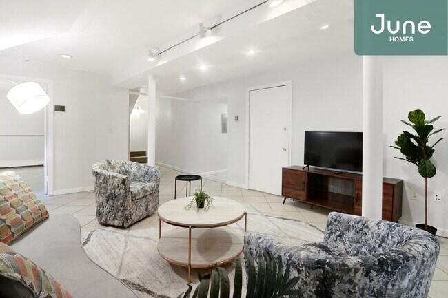 Building Photo - ROOM ONLY in 6-bed/2.0-bath Home