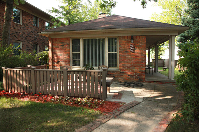 Exterior view front of 1417 - 1417 W Farnum Ave