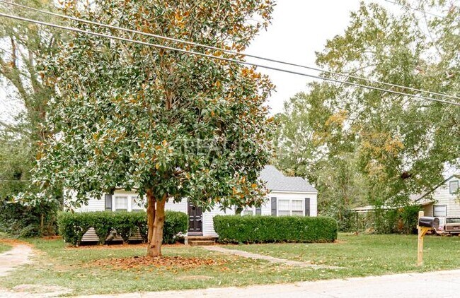 Building Photo - NOW OFFERING FIRST FULL MONTH FREE IF MOVE...