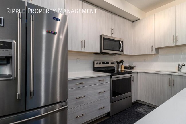 Photo du bâtiment - FIRST MONTH FREE! INCREDIBLE 2 BEDS/2 BATH...