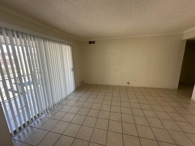 Building Photo - COMING SOON!! Beautiful 2 Bedroom 1 Bath u...