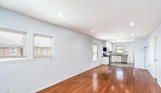 Foto del edificio - 609 49th Pl NE