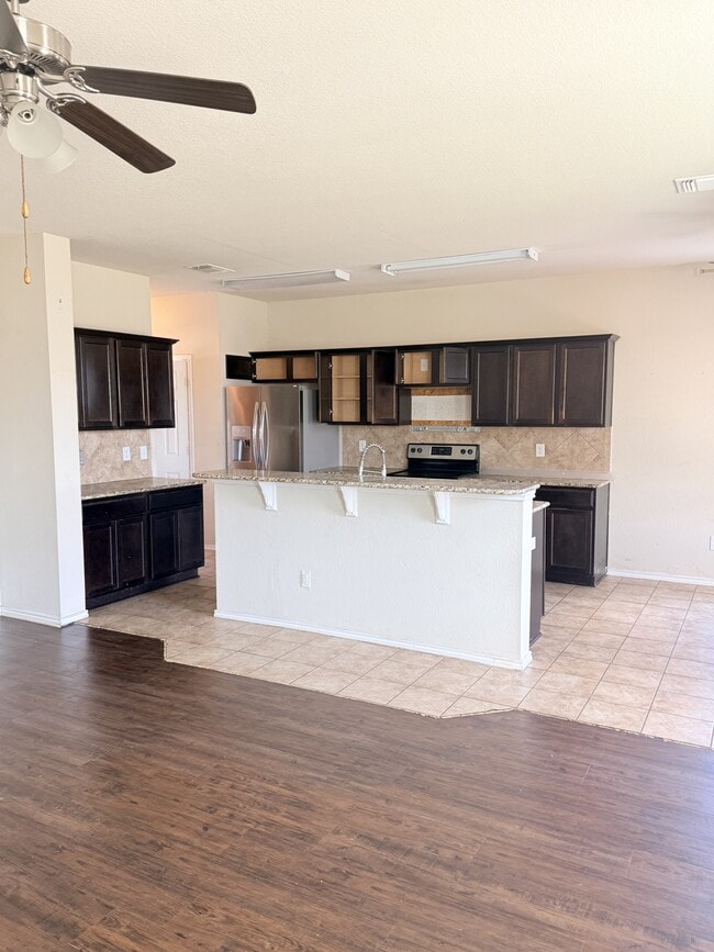 Foto del edificio - 5404 Waterbank Ln