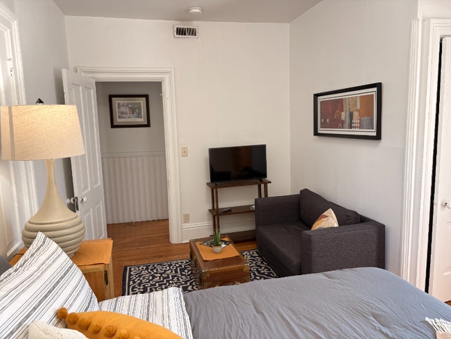 Foto del edificio - 724.5 Chapin St