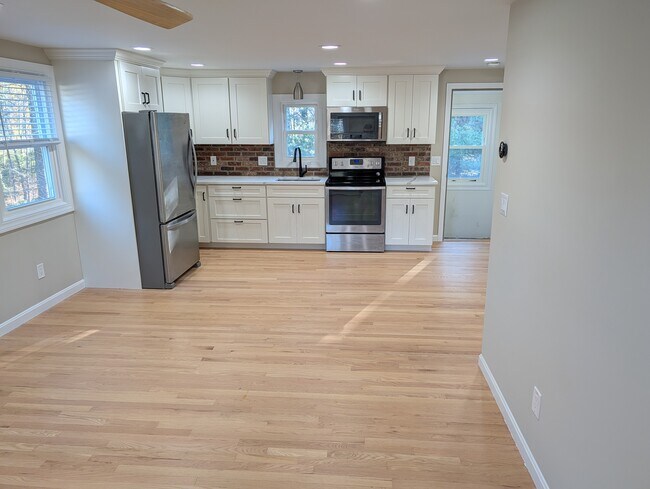 Vista de la cocina desde la sala de estar - 63 Buttles Rd