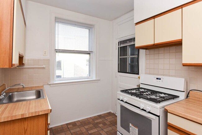 Building Photo - 1424 W Thome Ave