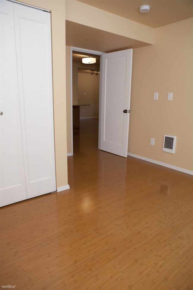 Building Photo - 2553 Bellevue Way NE