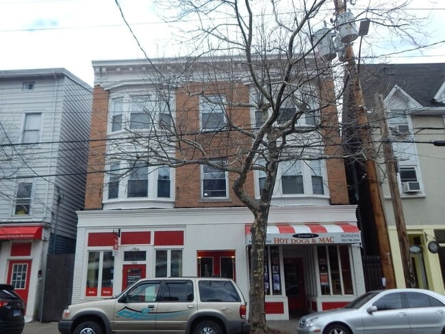 Building Photo - Sunny 1BR in East Rock | Hot Water & Gas Included | Walk to Yale