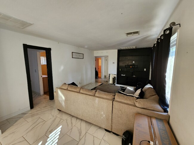 Foto del edificio - 3518 W Lynwood St