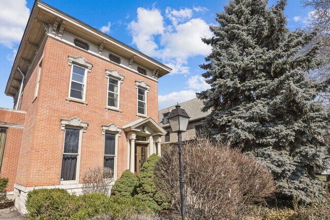 Building Photo - 550 E Town St