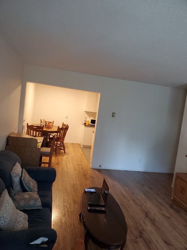 Building Photo - 1480-1480 Boundary Crescent