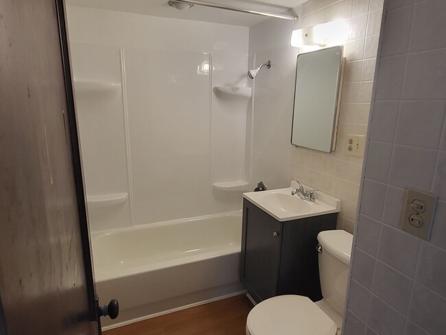 Building Photo - Cute 2 Bedroom on Beloit's East Side!