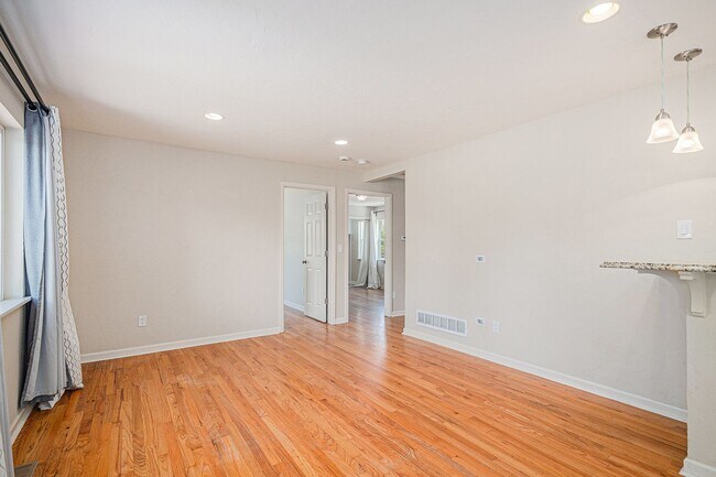 Building Photo - Don't miss this University Hills Home!