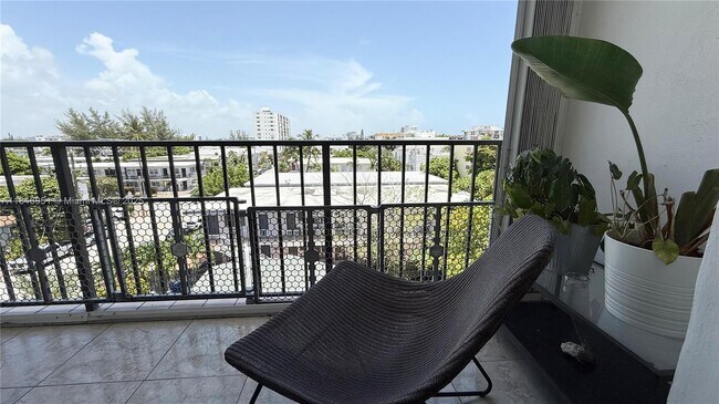 Foto del edificio - 7601 Byron Ave