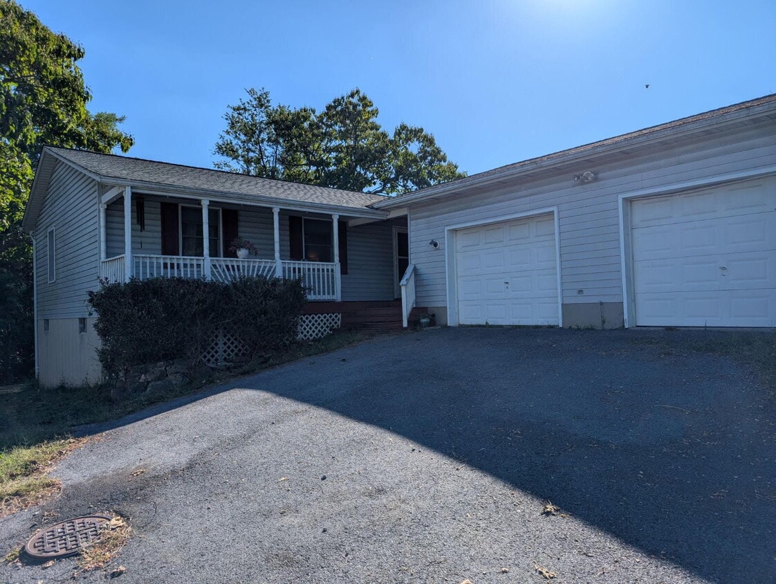 Primary Photo - "Charming 3-Bed Sanctuary on Granny Smith ...