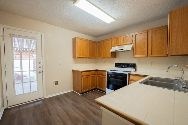 Building Photo - Great 2 bedroom duplex!