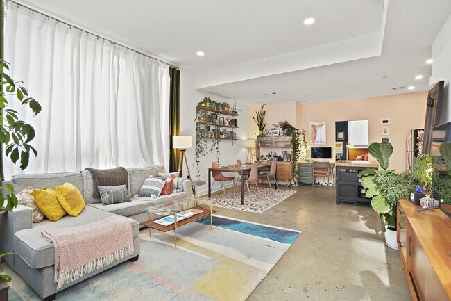 Plano de planta raro de 1 dormitorio con amplio espacio abierto, luz natural, techos extra altos y vivienda unifamiliar. - 1414 Belmont St NW