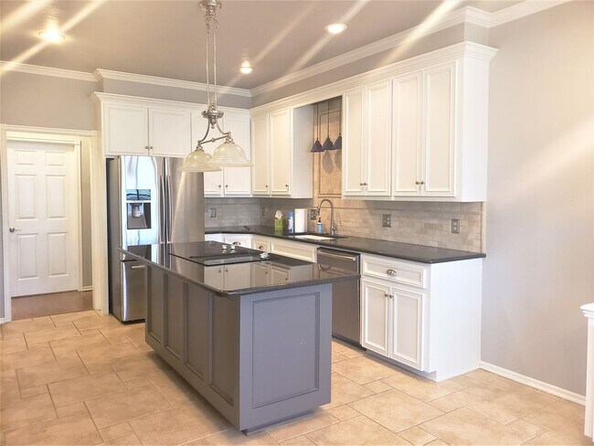 Foto del edificio - 8000 Pleasant Oaks Dr