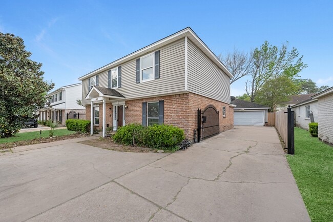 Building Photo - 11319 Briar Forest Dr