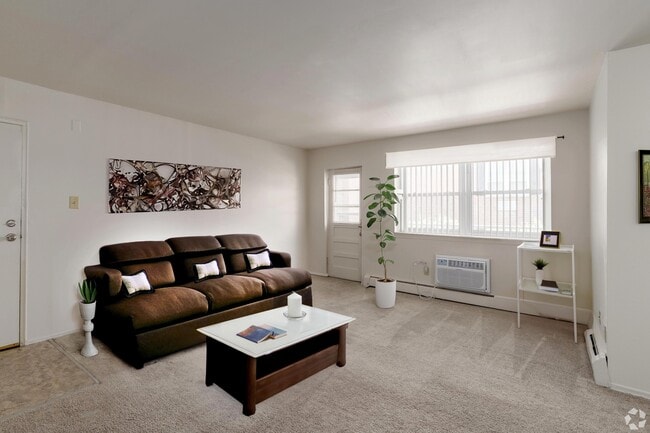 2 habitaciones, 1 baño, 895 pies cuadrados, sala de estar amueblada - Allen Gardens Apartments