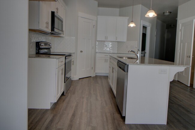 Building Photo - Pet Friendly Lehi Townhome