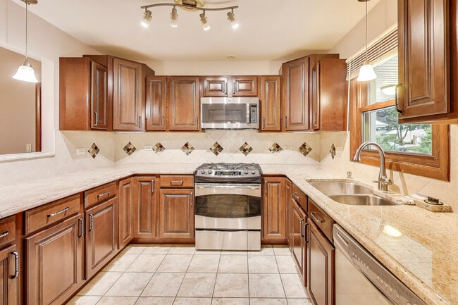 Building Photo - 933 Garden Ln