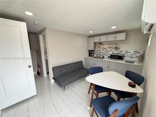 Foto del edificio - 6830 SW 8th St