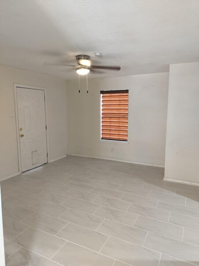 Foto del edificio - 8801 McPherson Rd