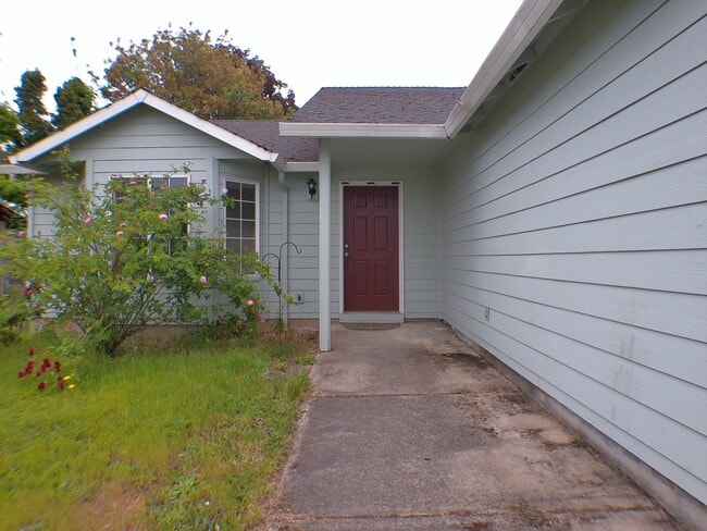 Building Photo - 1115 Swallow Dr NE