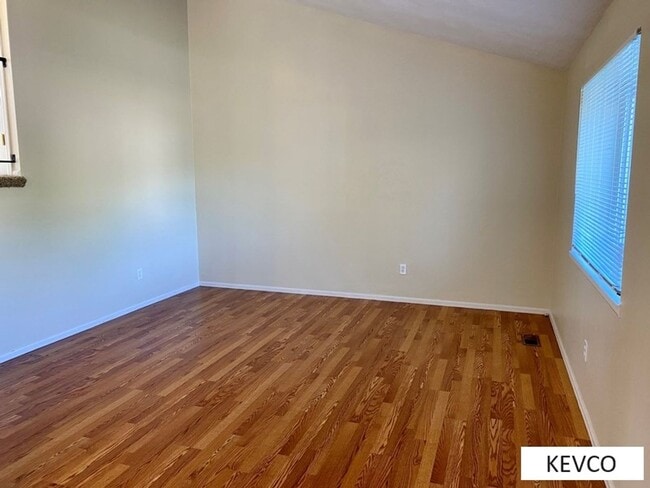 Building Photo - Beautiful Three Bedroom Home!