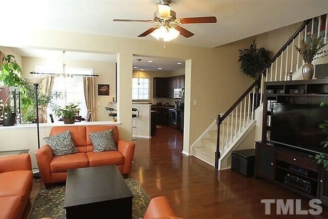 Building Photo - Three Bedroom End Unit Townhome in AMAZING Neighborhood!