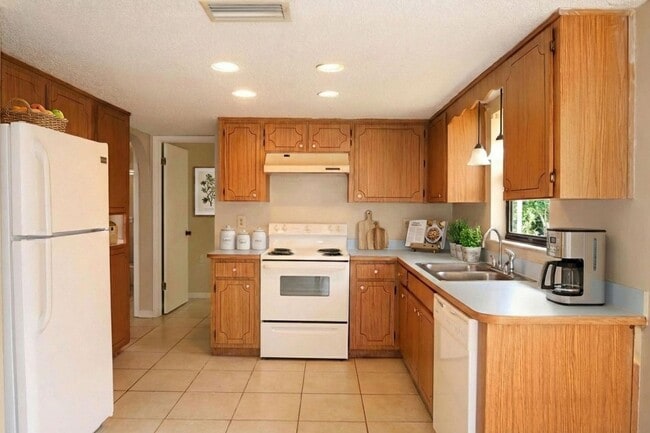 Building Photo - 2 Bedroom, 2 Bathroom Home for Rent in Dade City!