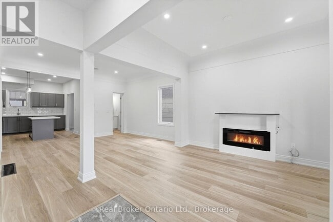 Building Photo - 167 Rosslyn Ave N