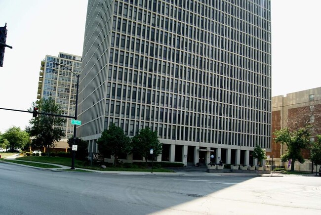 Foto del edificio - 6700 S South Shore Dr