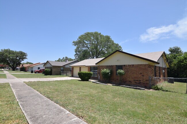 Building Photo - 2408 Ridglea Ct